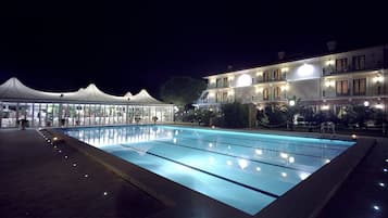 Piscine extérieure, parasols de plage, chaises longues