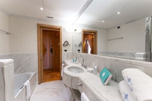 Modern Double or Twin Room, 1 Bedroom, Non Smoking | Bathroom | Hair dryer, slippers, bidet, towels - Park Hotel Villa Ariston (Camaiore)