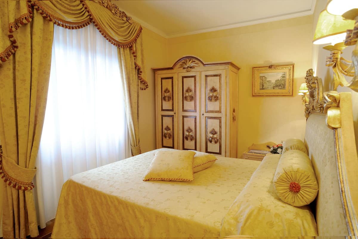 1 bedroom, premium bedding, minibar, in-room safe