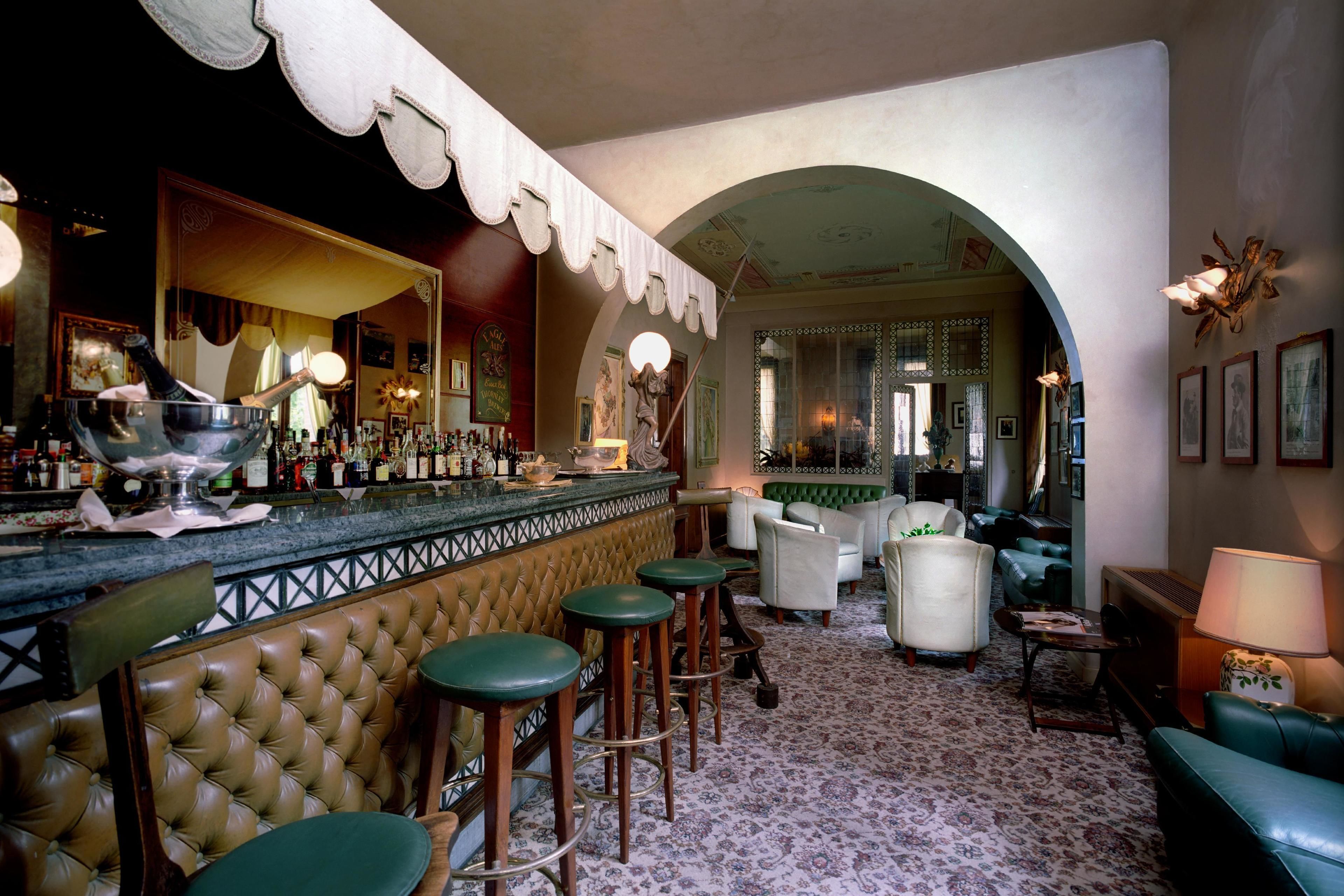 pool views, serves lunch, dinner and happy hour