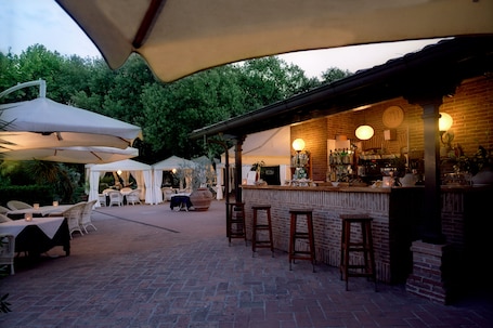 Poolside bar. Park Hotel Villa Ariston