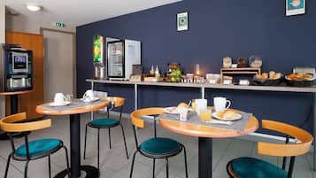 Desayuno buffet los días de semana (EUR 10 por persona)