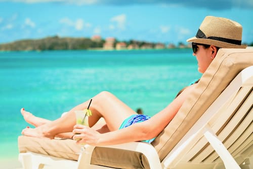 Plage, sable blanc, chaises longues, parasols
