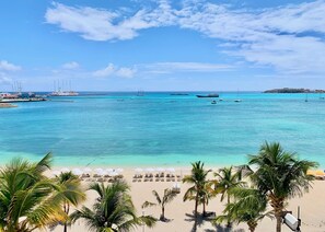 Plage, sable blanc, chaises longues, parasols