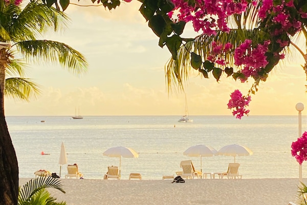 Am Strand, weißer Sandstrand, Liegestühle, Sonnenschirme