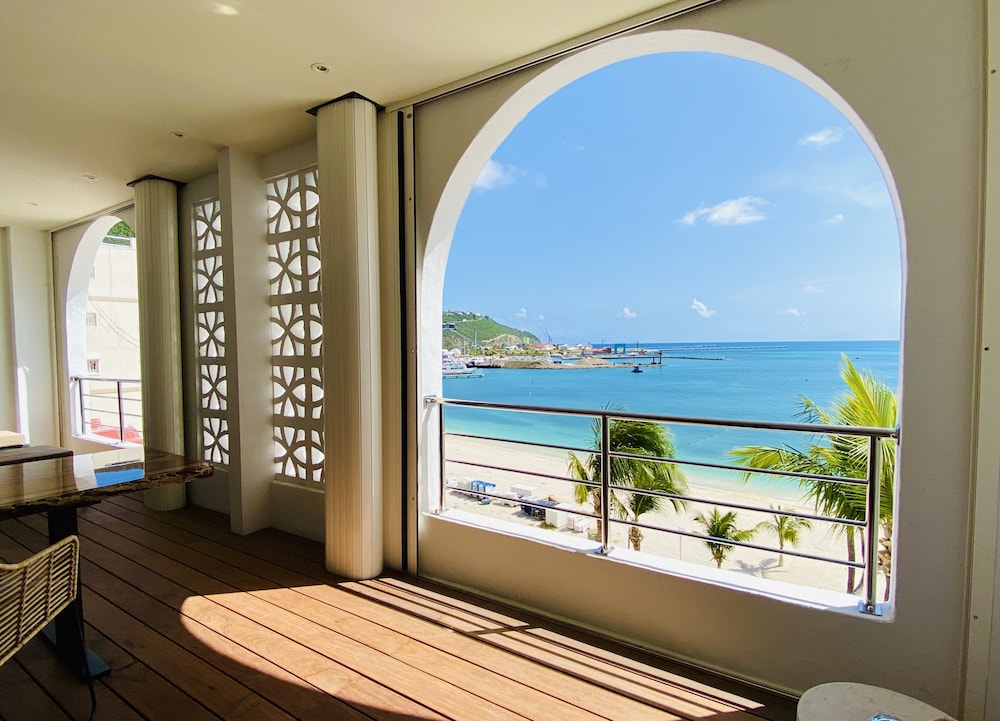 Holland House Beach Hotel by null