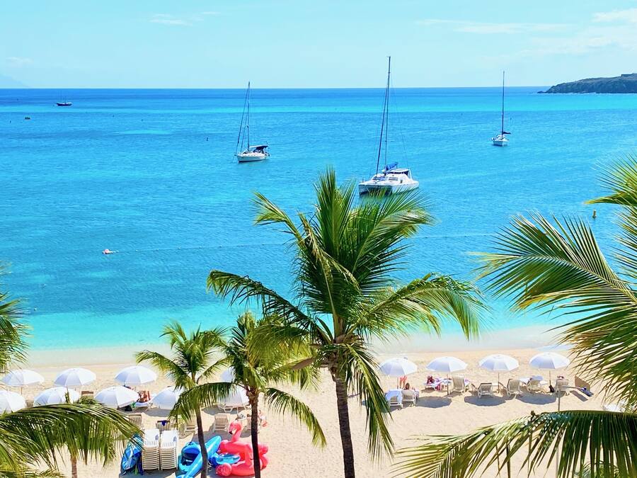 Plage, sable blanc, chaises longues, parasols