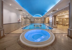 室内游泳池，10:00 至 23:00 开放，日光浴躺椅