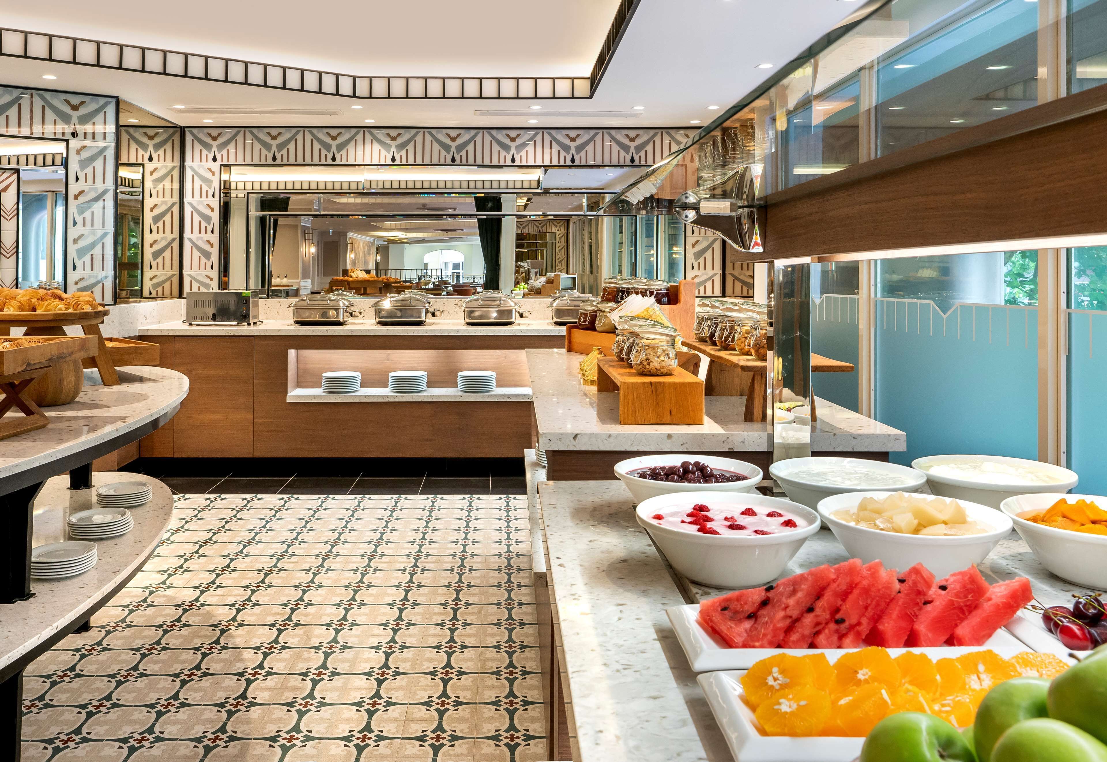 2 ห้องอาหาร,  บริการอาหารเช้า อาหารกลางวัน, อาหารเมดิเตอร์เรเนียน