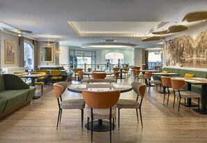 2 restaurants; breakfast, lunch, and dinner served - Occidental Taksim (Istanbul)