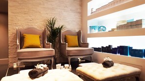 Parihoitohuone(ita), vartalohoitoja, kuumakivihierontaa