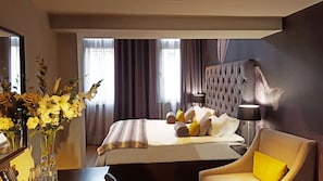 Ropa de cama de alta calidad y caja de seguridad en la habitación 