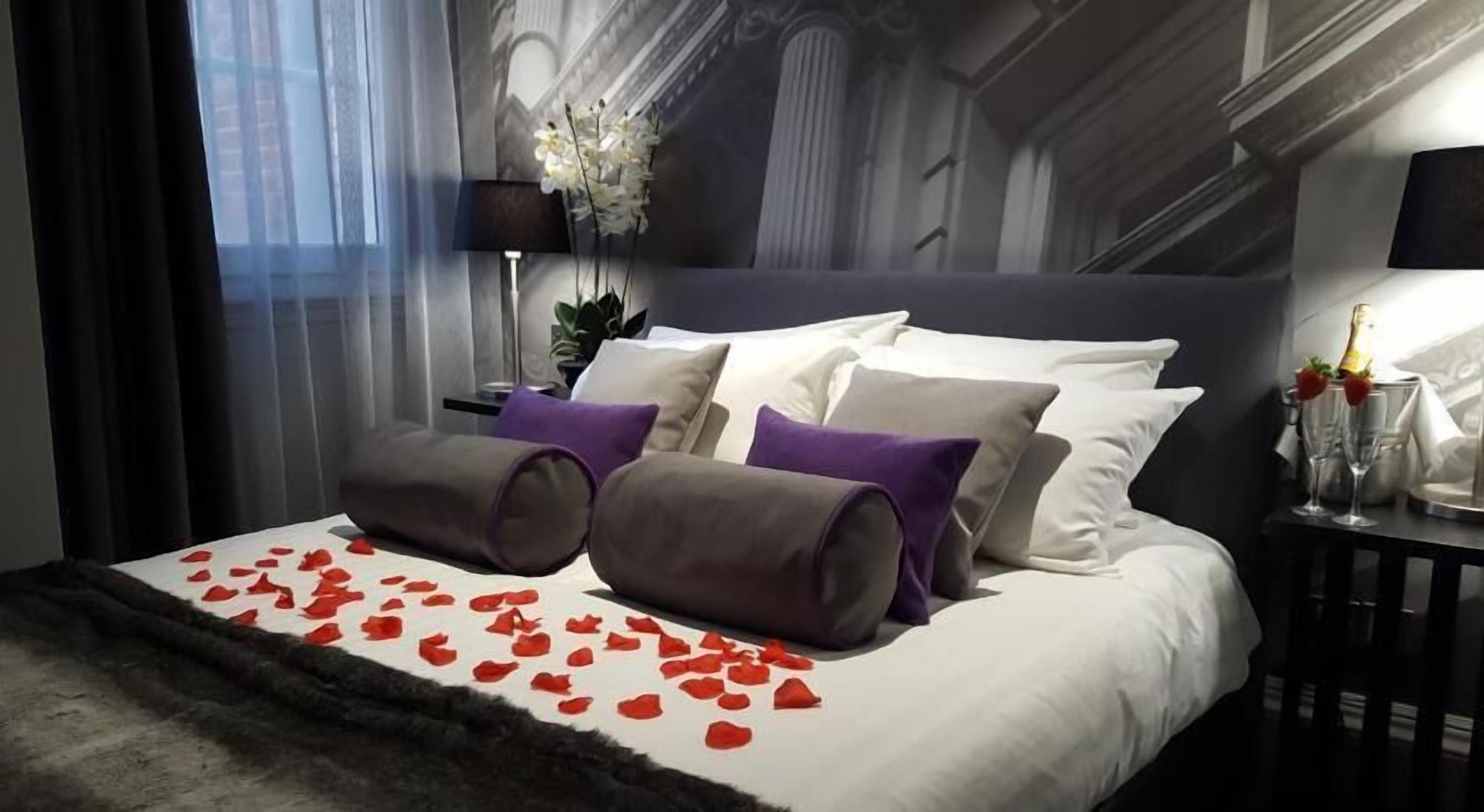 Premium bedding, in-room safe, individually decorated, desk
