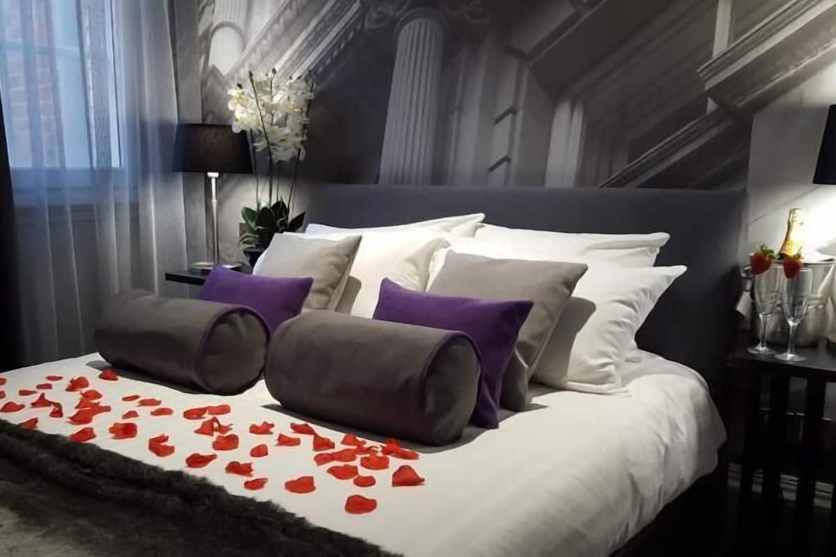 Premium bedding, in-room safe, individually decorated, desk