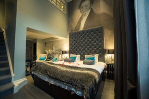 Junior suite | Luxe beddengoed, een kluis op de kamer, individueel gedecoreerd