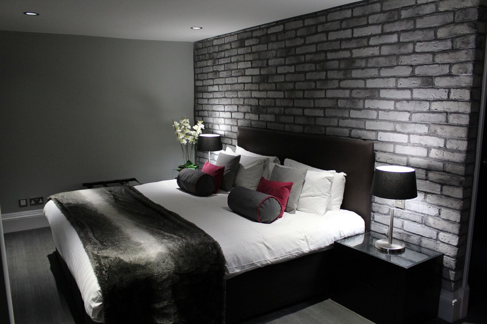 Ropa de cama de alta calidad y caja de seguridad en la habitación 