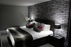 Junior Suite | Premium bedding, in-room safe, individually decorated, desk