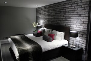 Ropa de cama de alta calidad y caja de seguridad en la habitación 