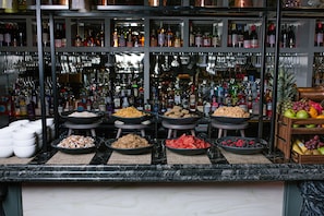 Täysi aamiainen viikonloppuisin (15 GBP per henkilö)