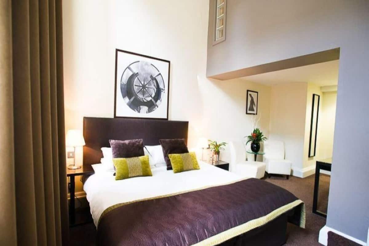 Premium bedding, in-room safe, individually decorated, desk