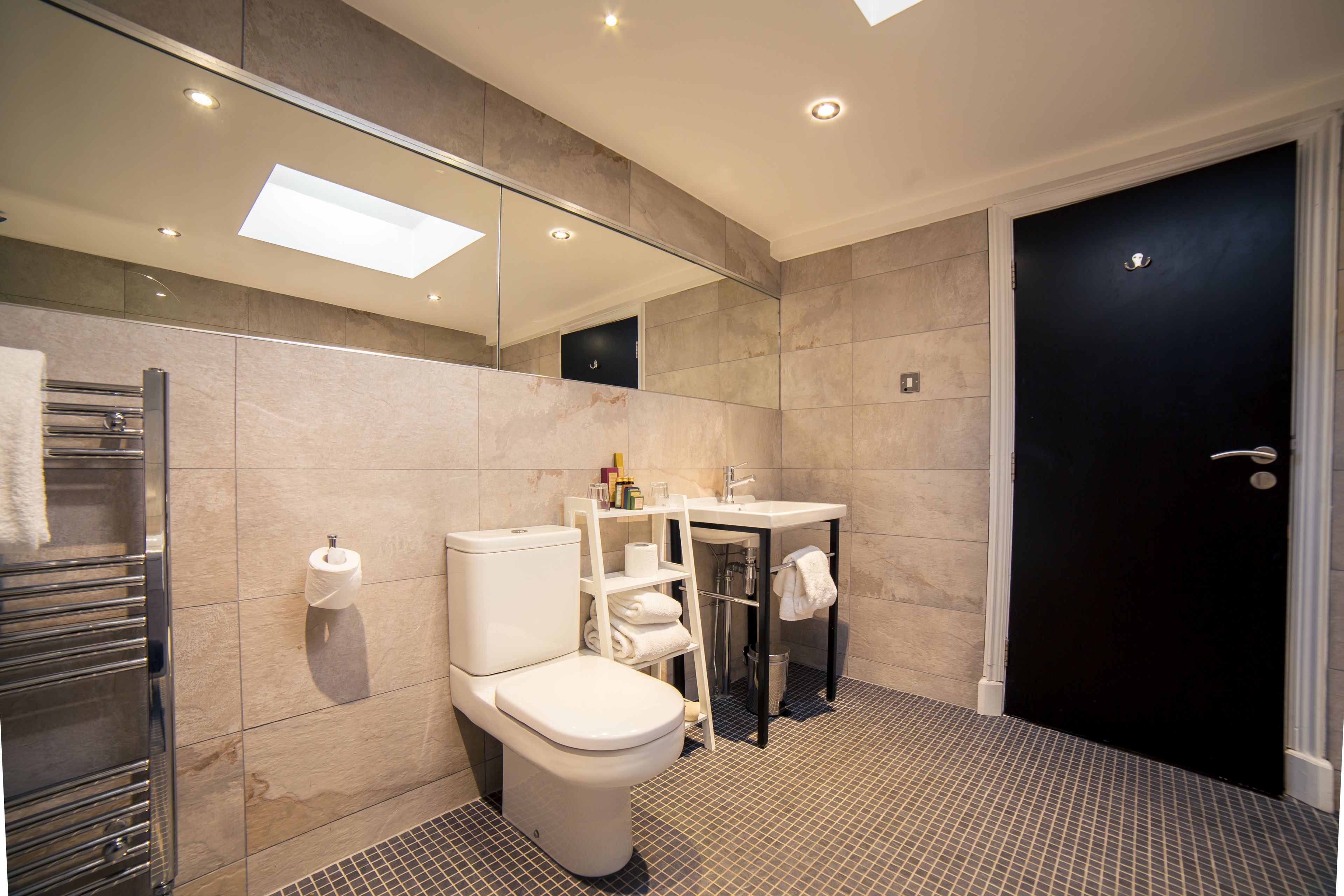 junior suite | bathroom | combined shower/bathtub, free toiletries, hair dryer, towels
