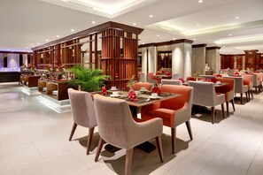 Phục vụ bữa sáng, bữa trưa và bữa tối 