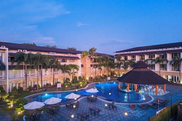 2 outdoor pools, open 6:00 AM to 7:00 AM, sun loungers