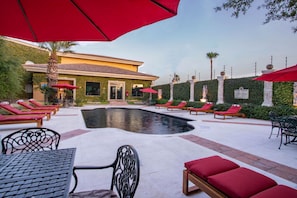 室外游泳池,開放時間為 10:00 至 18:00,提供日光浴躺椅