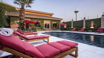 Alberca al aire libre, acceso de 10:00 a 18:00, y camastros