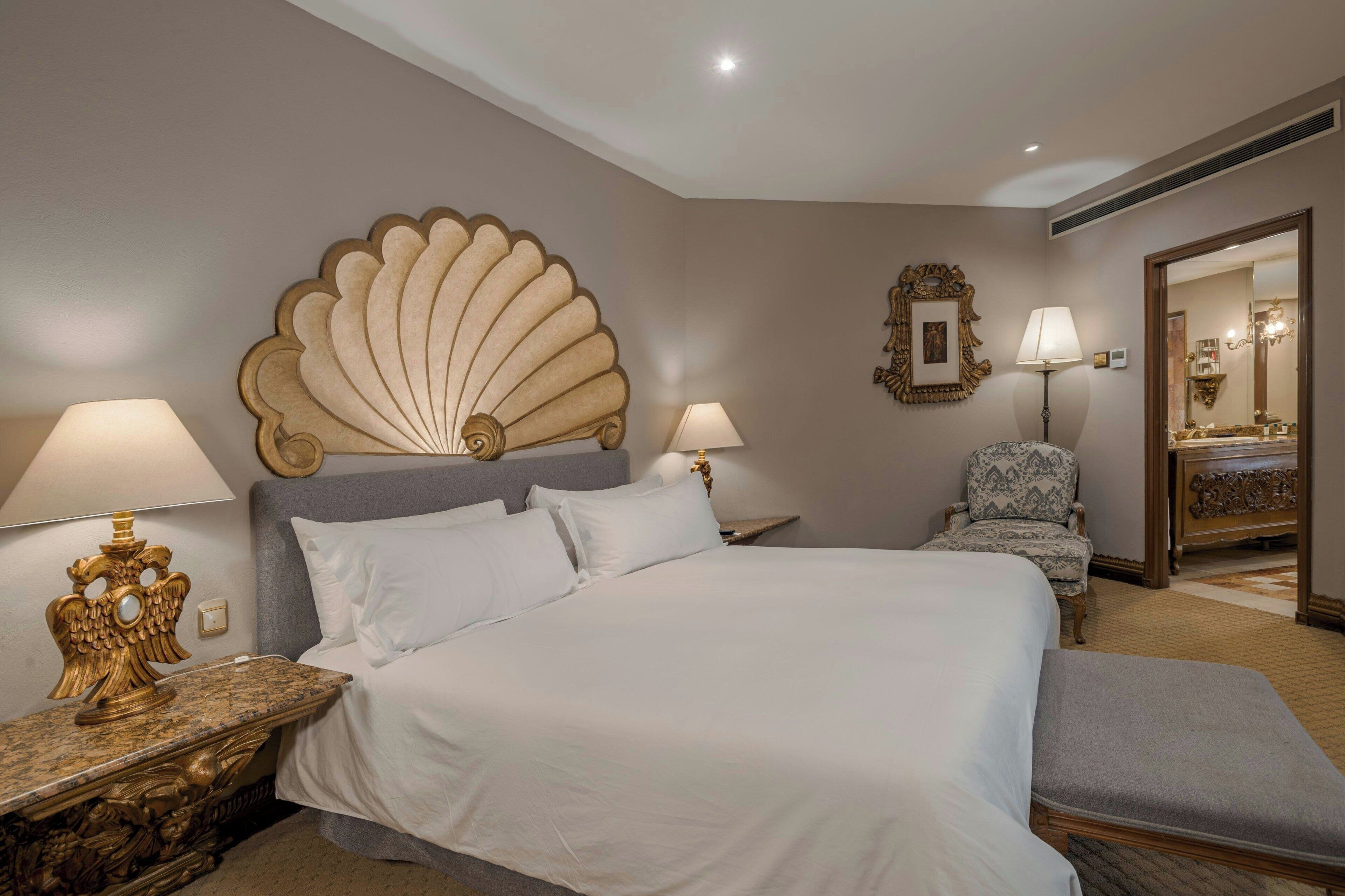 Suite junior, 1 habitación | Ropa de cama de alta calidad, minibar, caja fuerte y escritorio