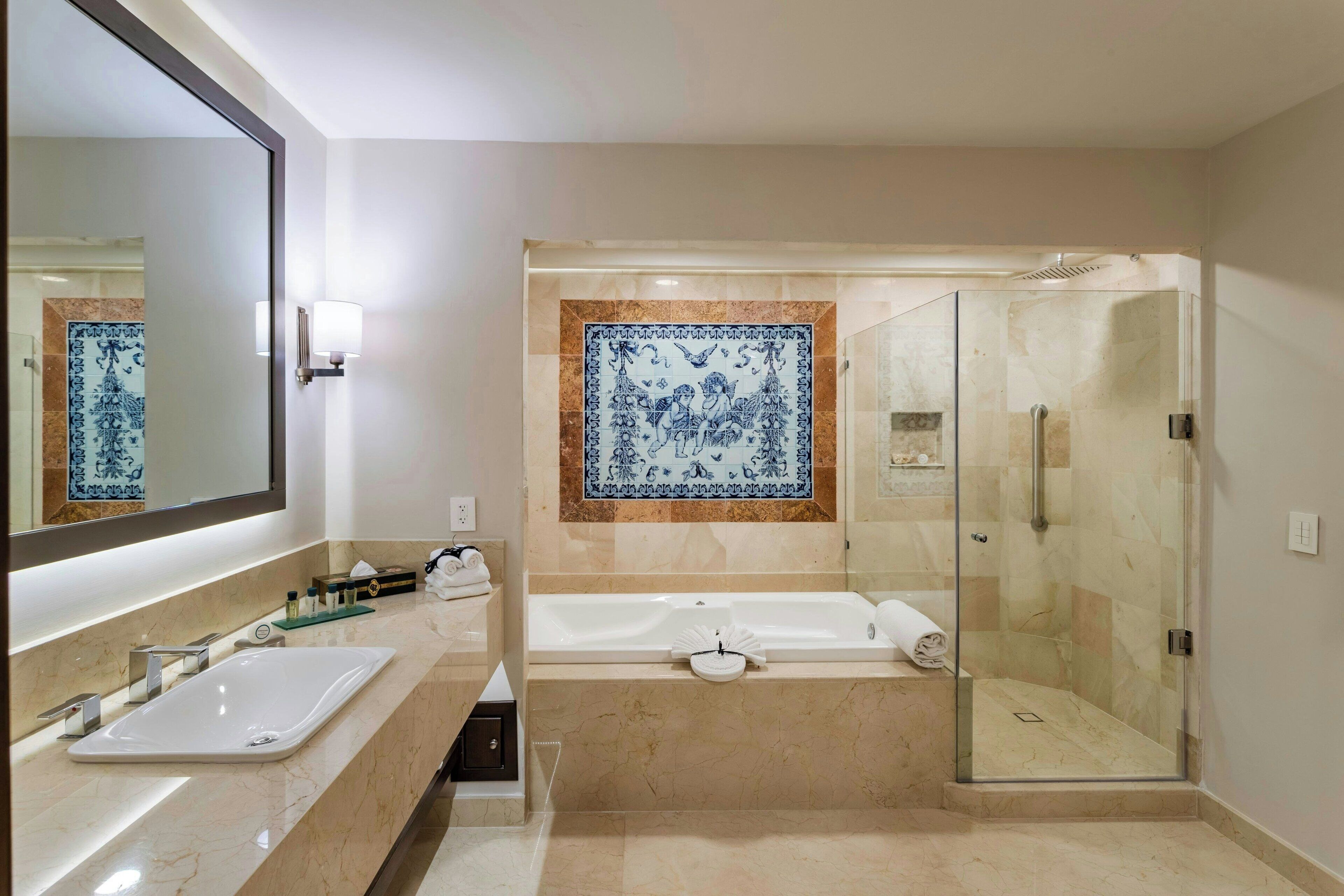 Artículos de higiene personal de diseño, secador de pelo y albornoces