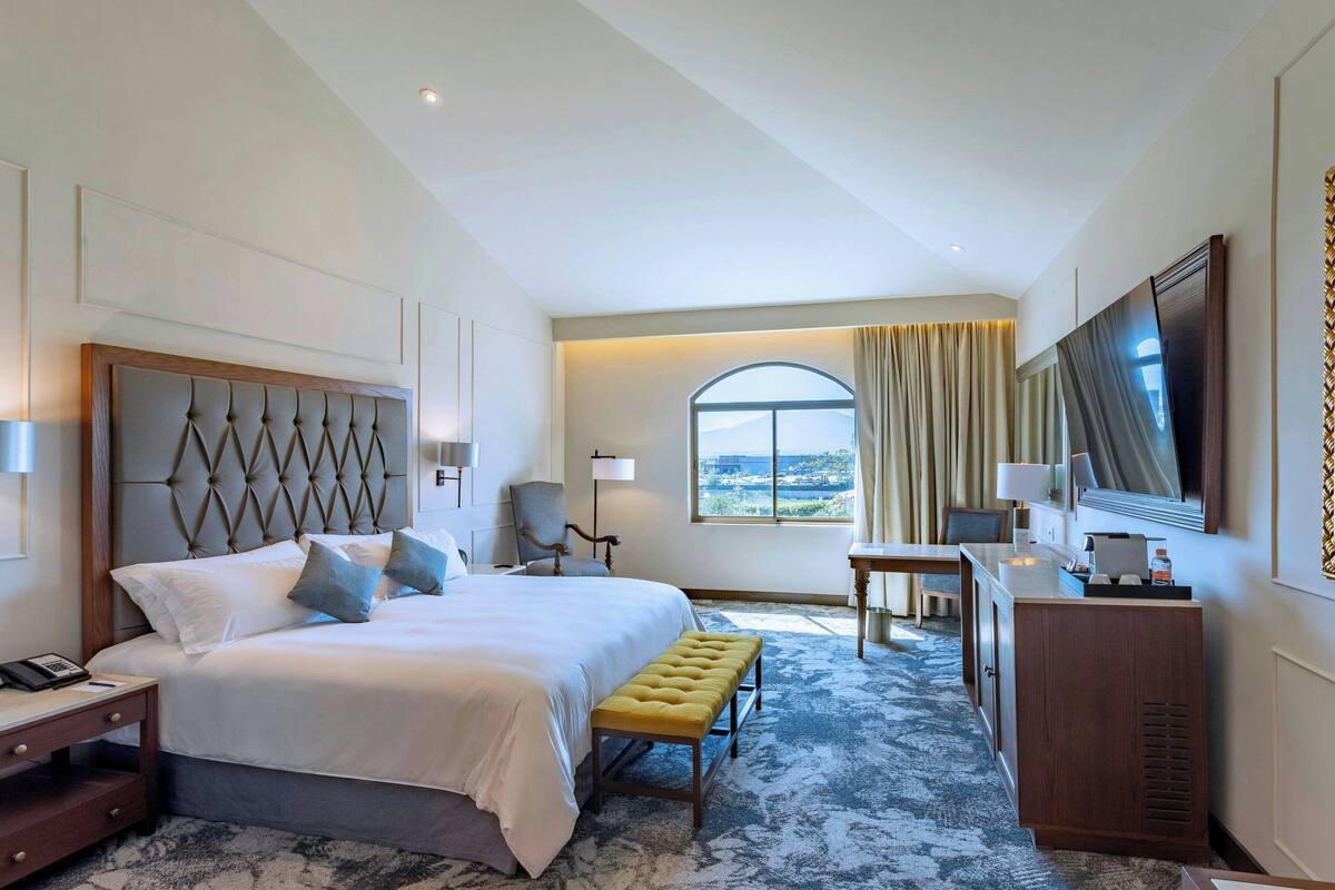 Premium bedding, minibar, in-room safe, desk
