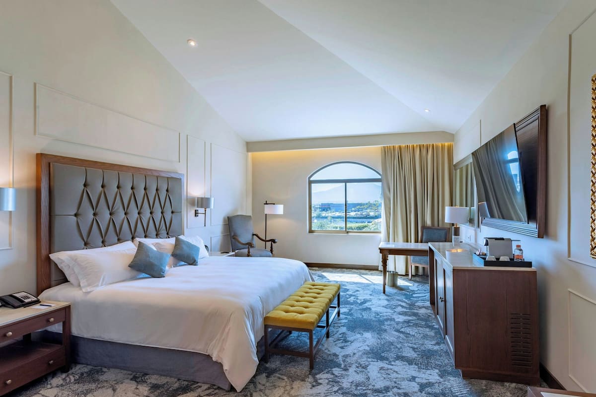 Ropa de cama de alta calidad, minibar, caja fuerte y escritorio