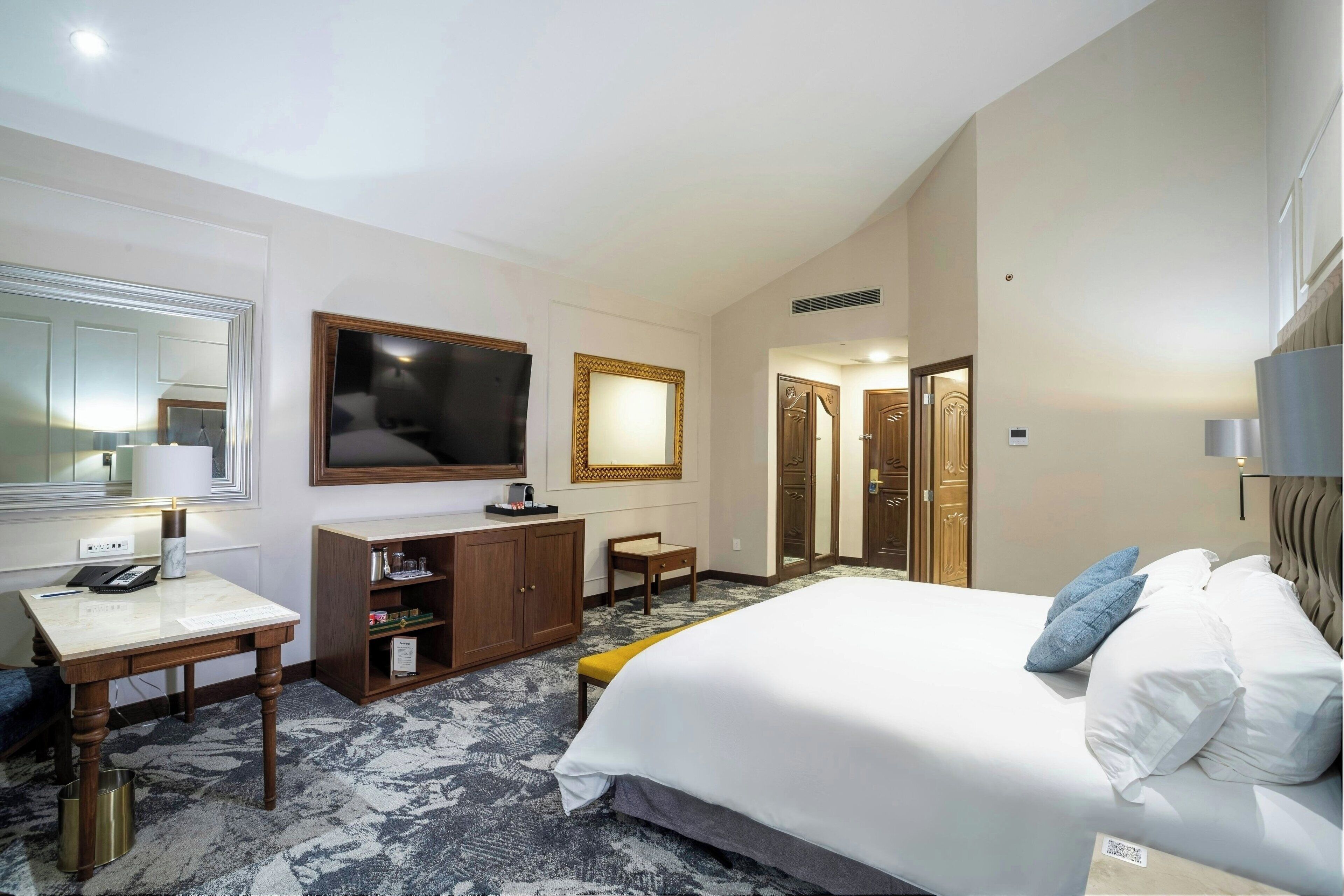 Suite, 1 habitación | Ropa de cama de alta calidad, minibar, caja fuerte y escritorio