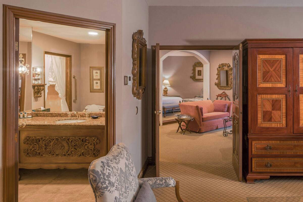Suite, 1 Bedroom | Premium bedding, minibar, in-room safe, desk