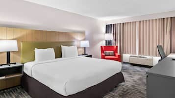 Habitación, 1 cama King size, con acceso para personas discapacitadas, para no fumadores | Ropa de cama de alta calidad, edredón, muebles diferentes y escritorio