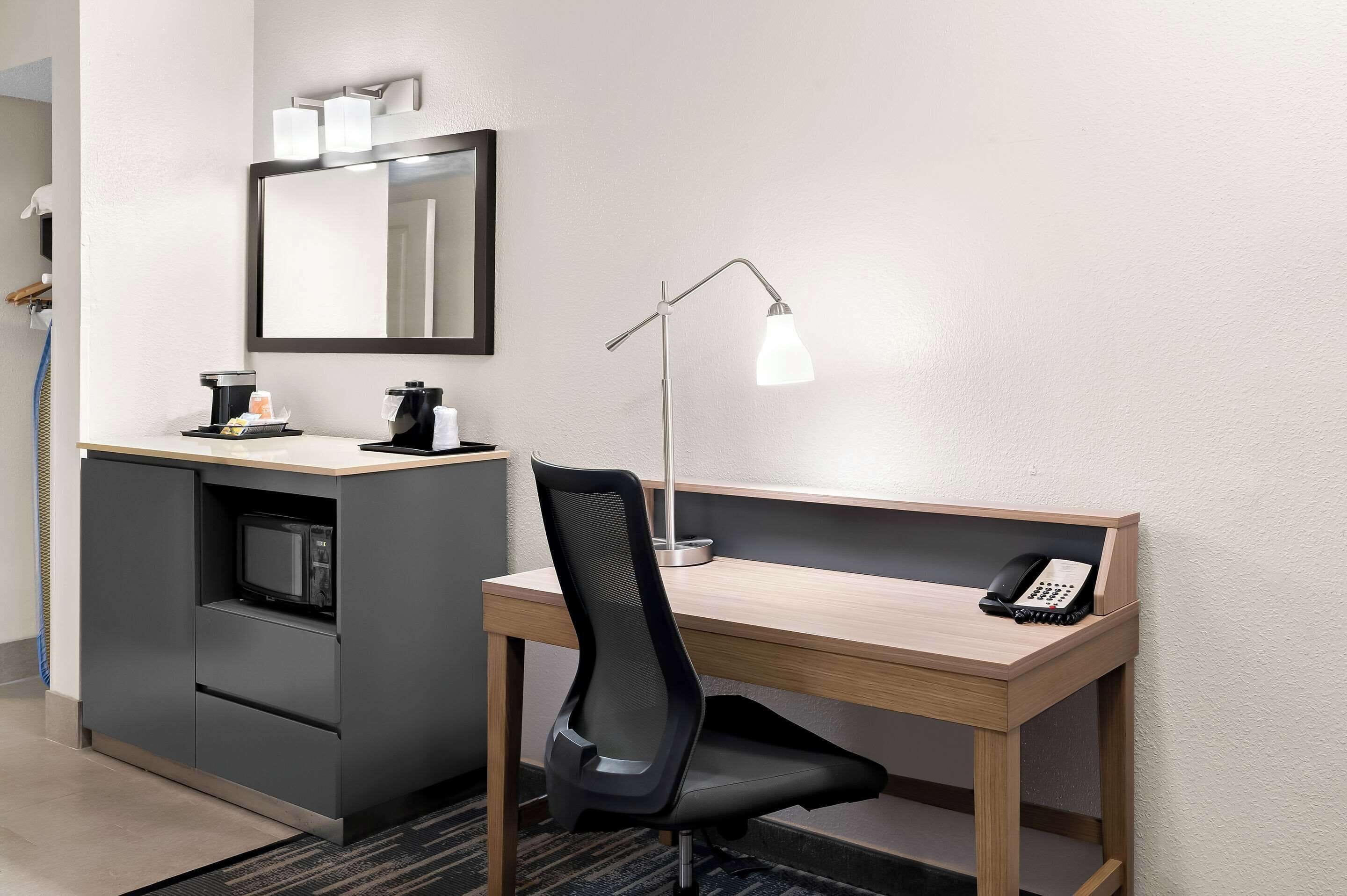 suite, 1 bedroom, non smoking | premium bedding, down duvets, individually furnished, desk