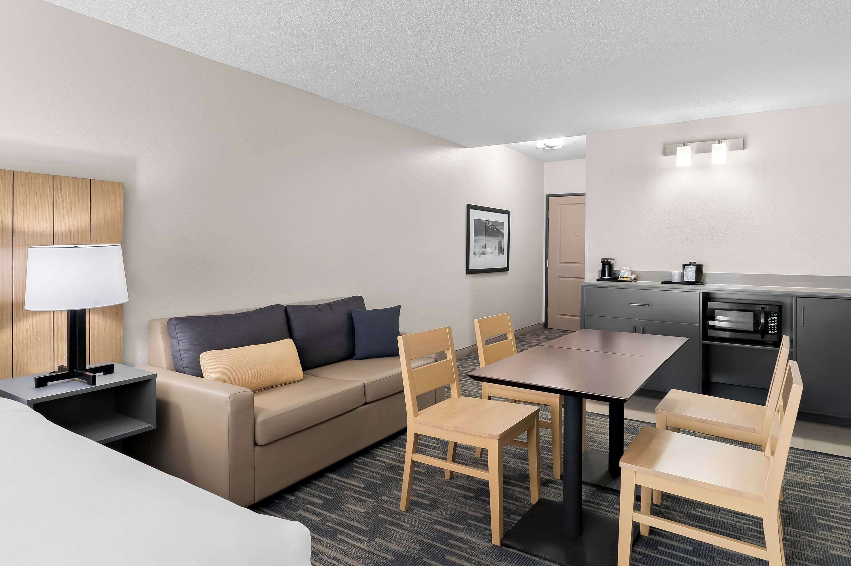 suite, multiple beds, non smoking | premium bedding, down duvets, individually furnished, desk