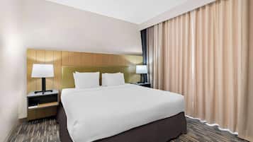 Suite, 1 habitación, para no fumadores | Ropa de cama de alta calidad, edredón, muebles diferentes y escritorio