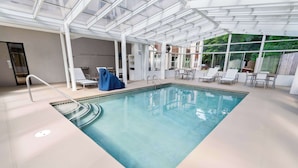 Piscina interna, espreguiçadeiras
