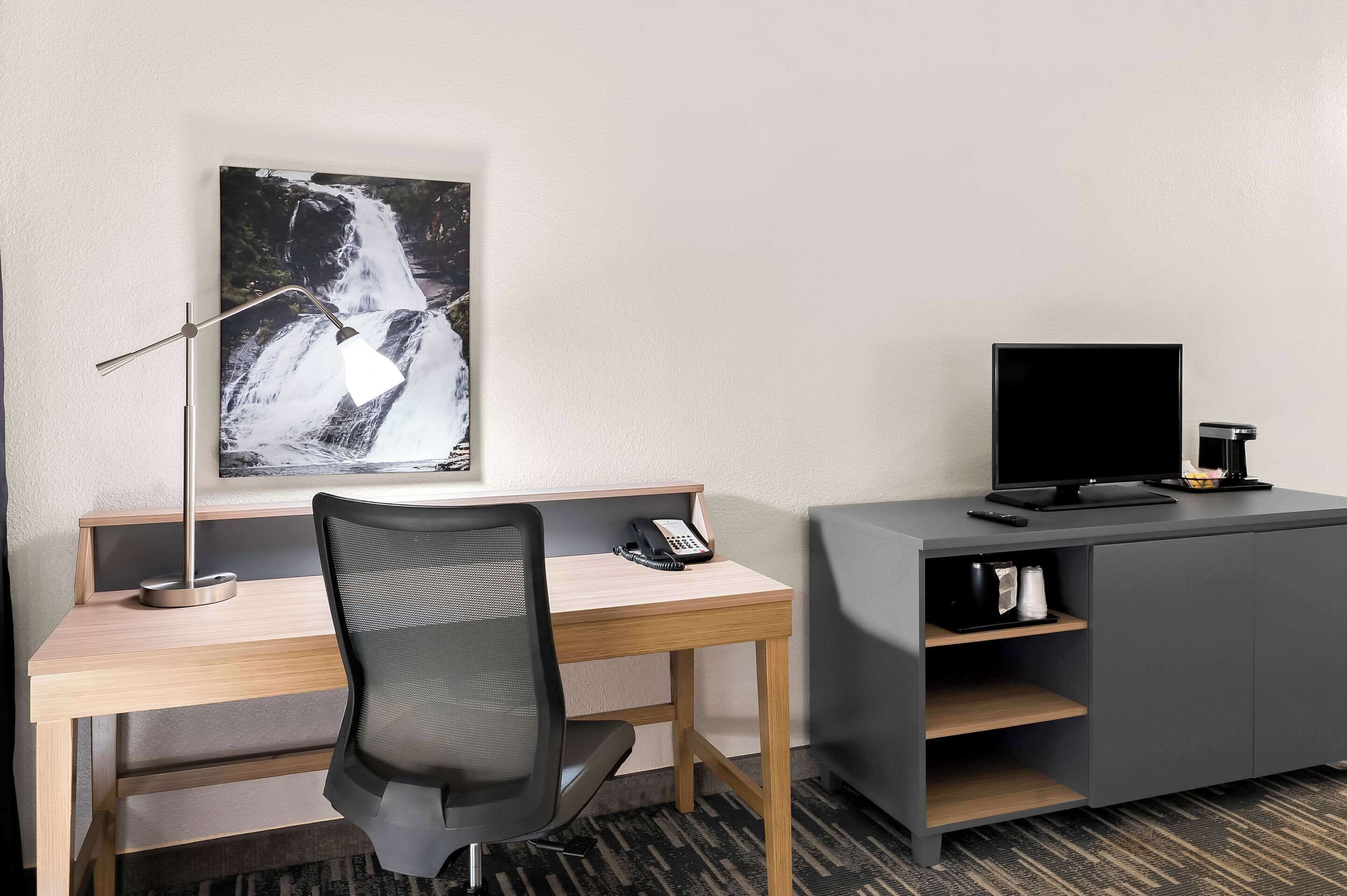 room, 1 king bed, non smoking | premium bedding, down duvets, individually furnished, desk