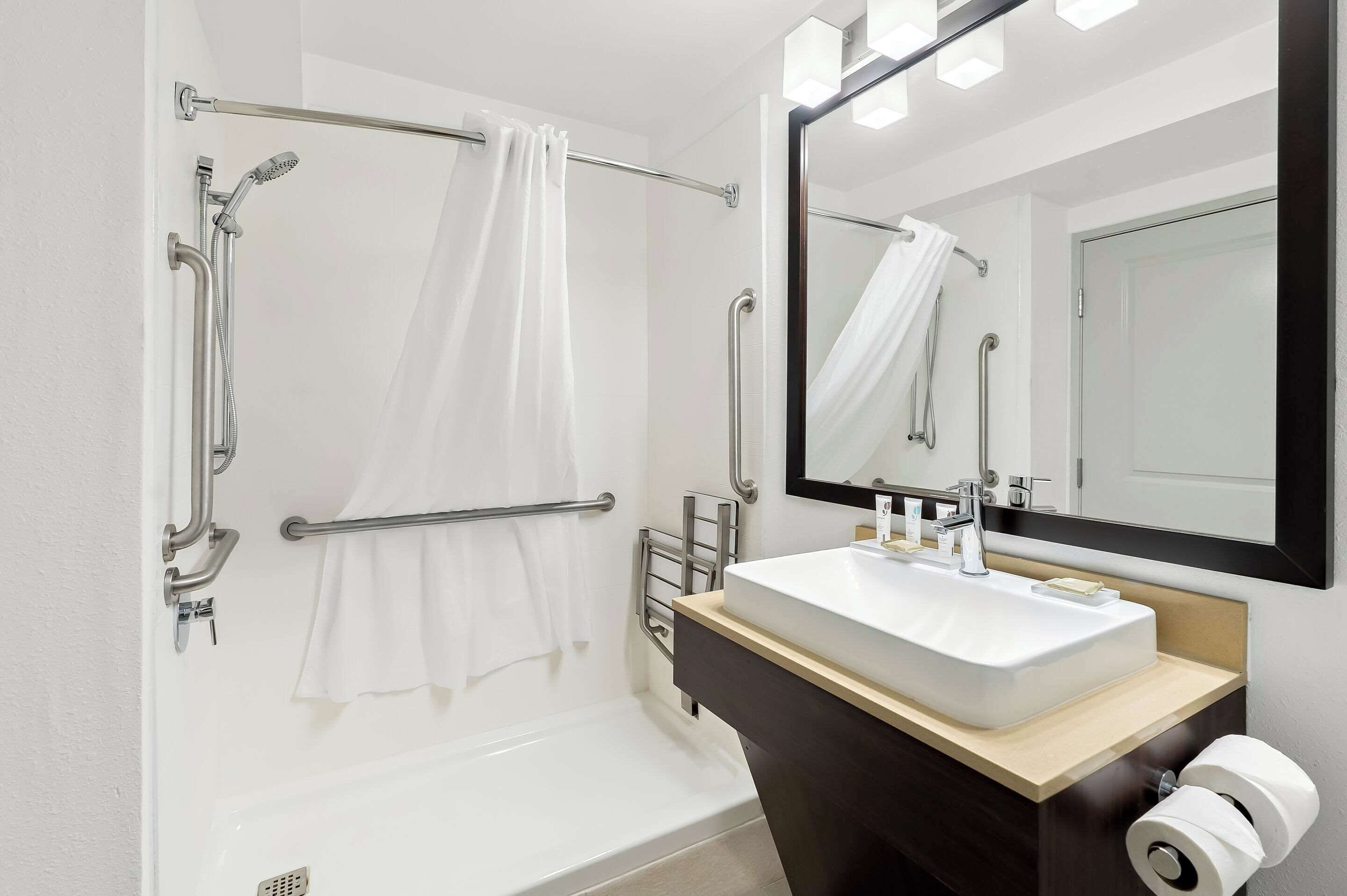 combined shower/bathtub, free toiletries, hair dryer, towels