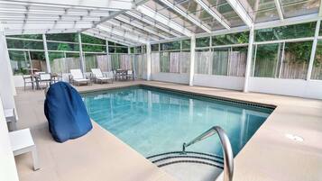 Indoor pool, sun loungers