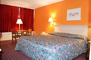 Meja kerja, setrika/meja setrika, Wi-Fi gratis, dan seprai linen