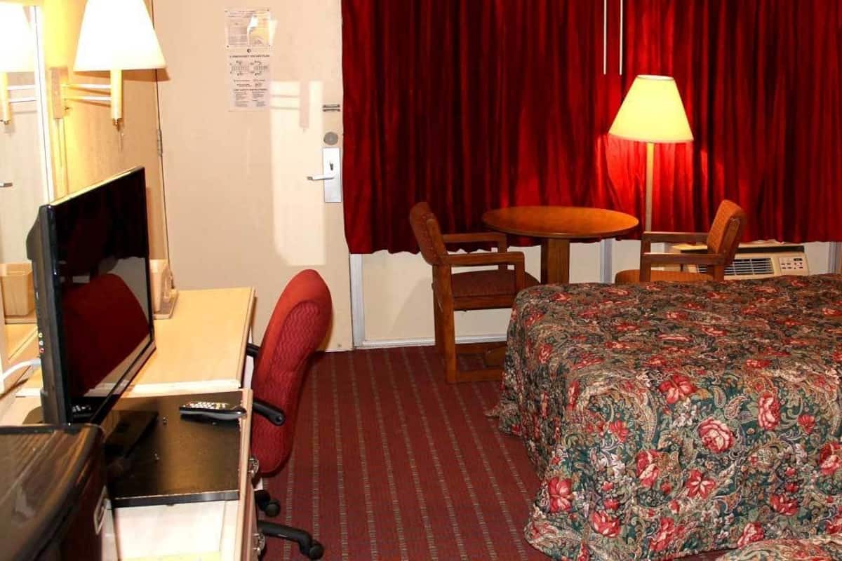 Desk, iron/ironing board, free WiFi, bed sheets