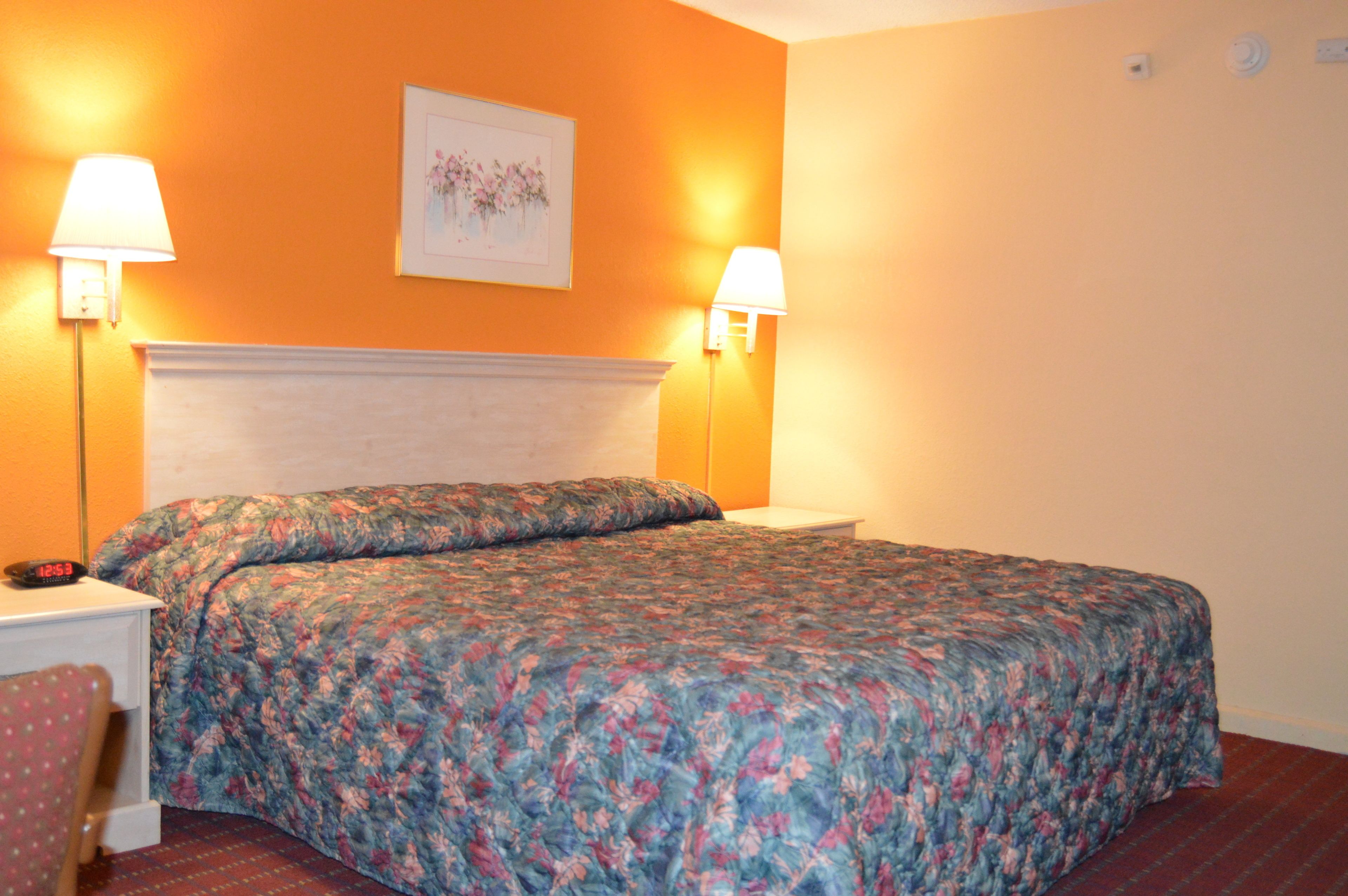Standard Room, 1 King Bed, Non Smoking | Desk, iron/ironing board, free WiFi, bed sheets