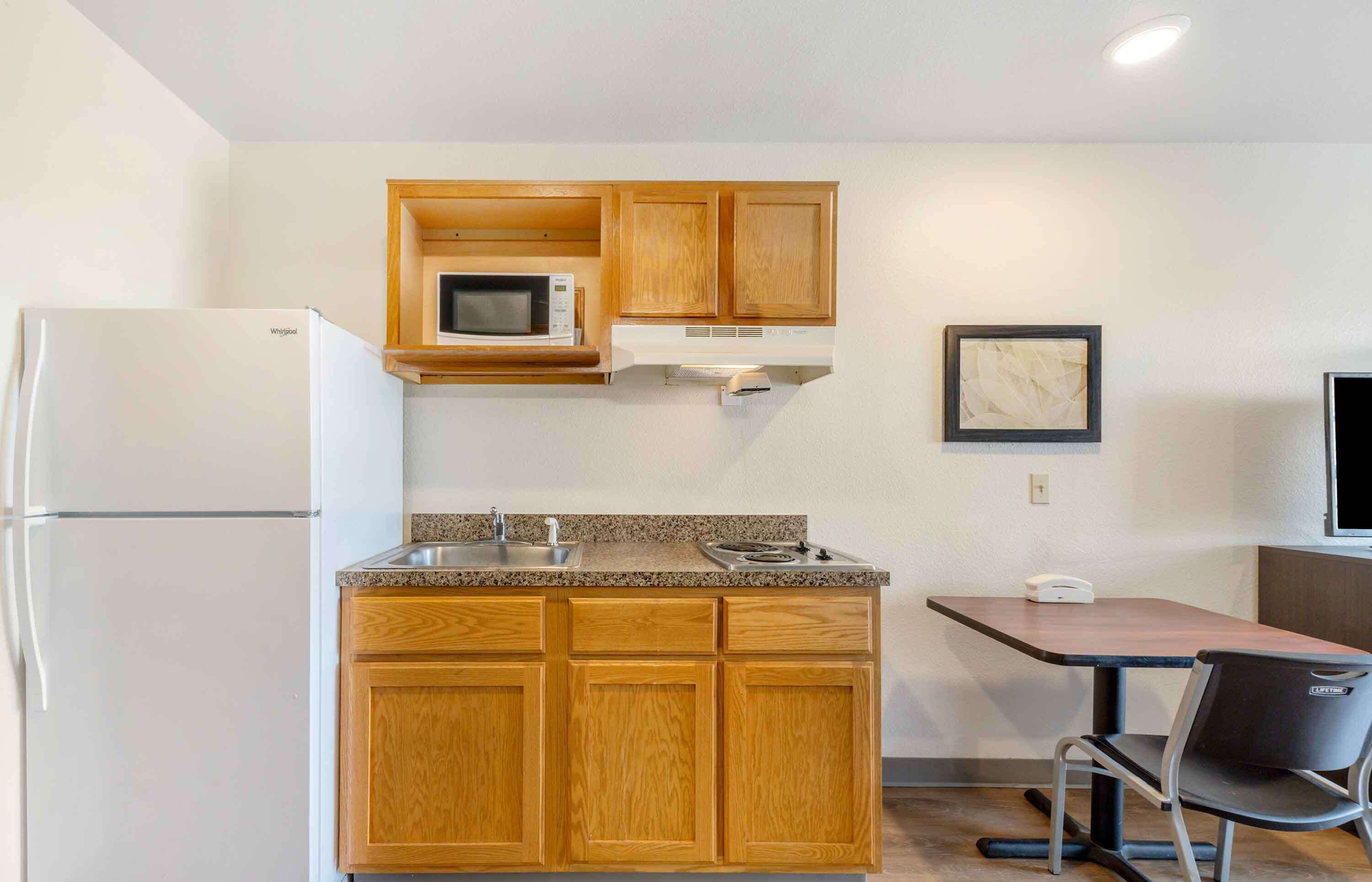 Escritorio y espacio para trabajar con laptop 