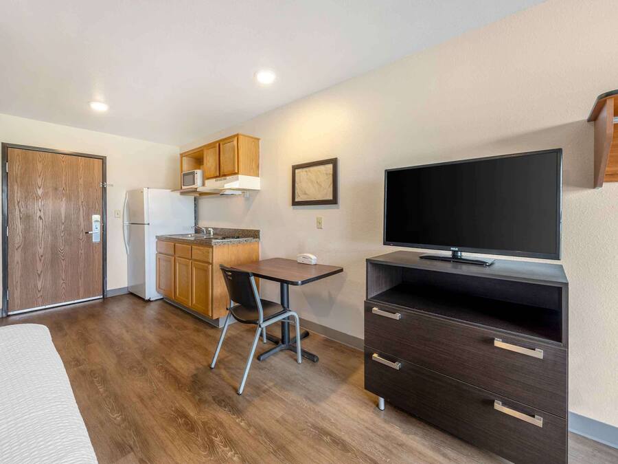 Estúdio standard, para não fumantes, geladeira e micro-ondas | Escrivaninha, espaço de trabalho para notebook