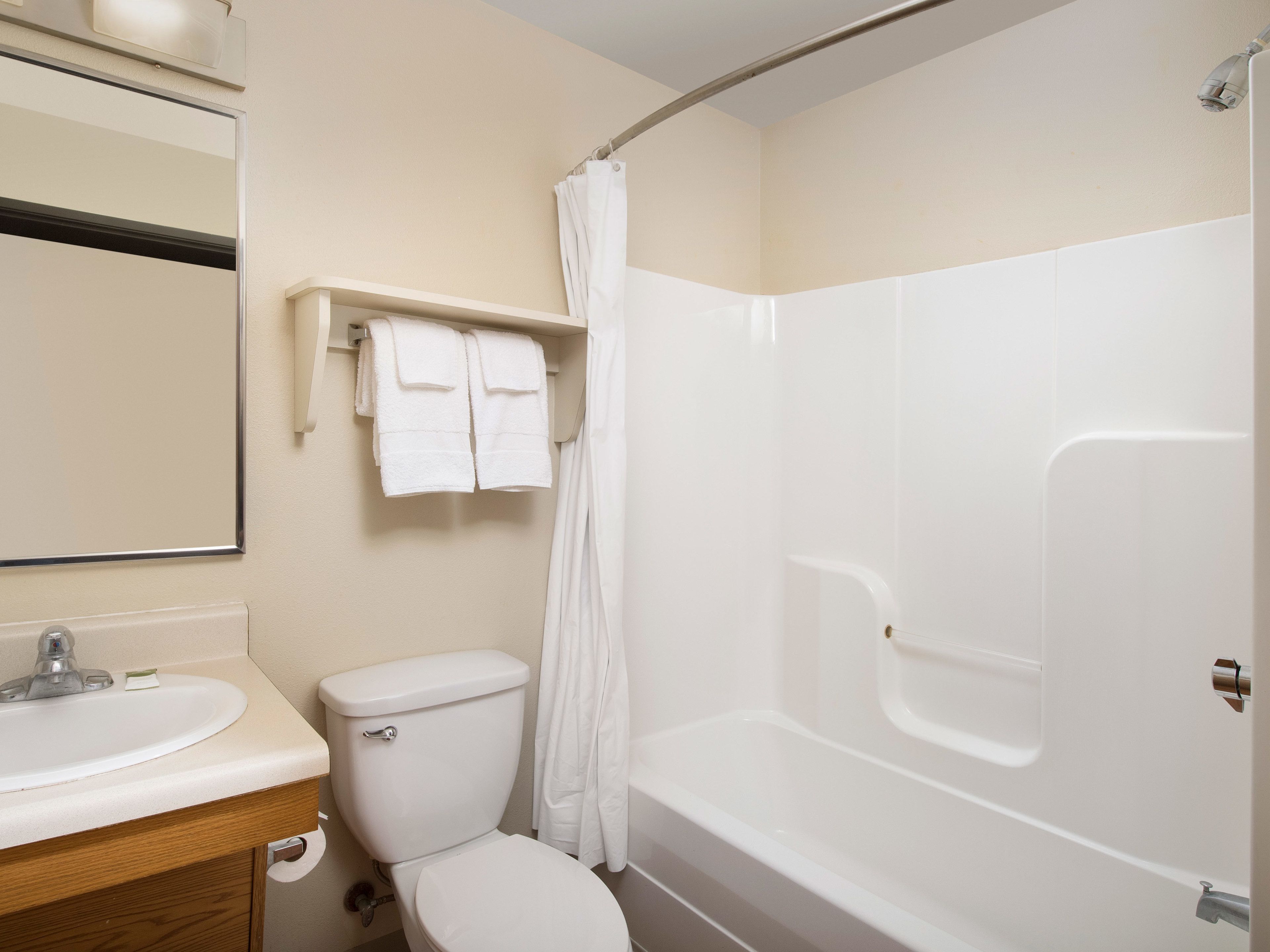 Un baño con inodoro, lavabo y bañera.