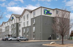 Exterior - Extended Stay America Select Suites - Wichita - North (Wichita)